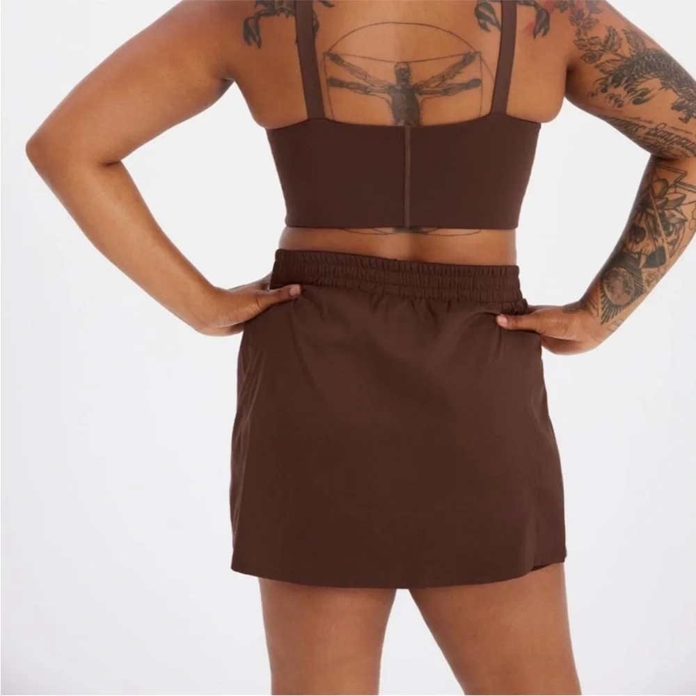 GIRLFRIEND COLLECTIVE Birdie Woven Skort in Earth Brown L